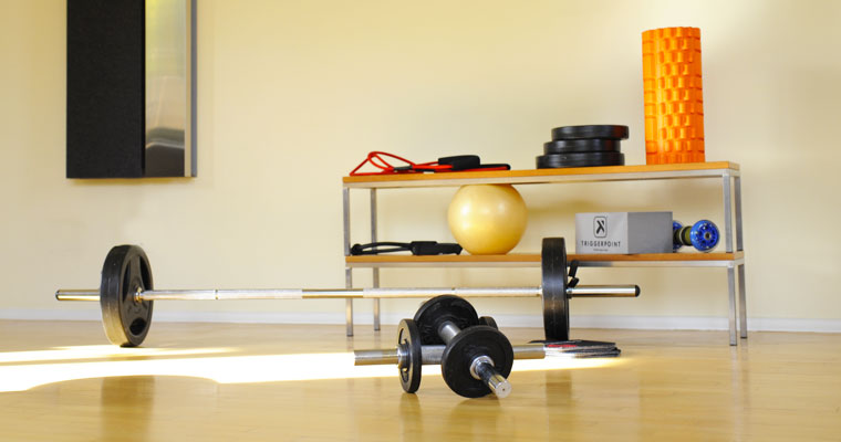 Raum mit unterschiedlichen Fitness-Geräten